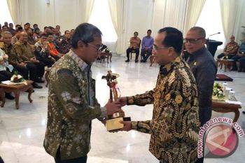 Makassar Raih Piala WTN Di Istana Wapres 