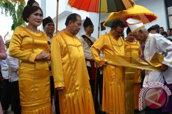 Mantiri Terima Gelar Adat Bataha Lahansang Malintoi 