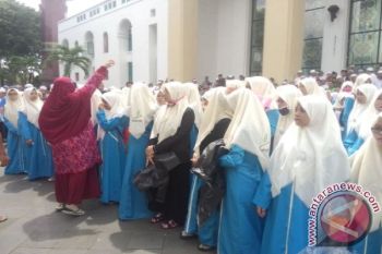 Semangat santriwati menyatukan suara dalam aksi damai 302