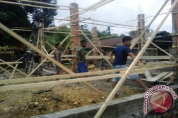 TNI bantu bangun rumah di Sawar Kabupaten Sarmi 