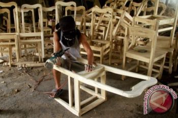 PRODUKSI KURSI TERKENDALA BAHAN BAKU