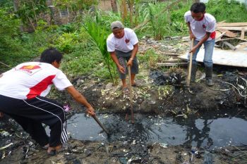 Warga Gotong Royong Bersihkan Lingkungan Cegah DBD  