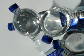 Sebaiknya Perempuan Hamil Jangan Minum dari Botol Plastik 