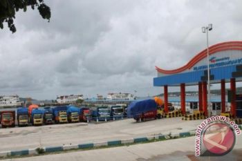 Sembako Mulai Rusak di Pelabuhan Bolok 