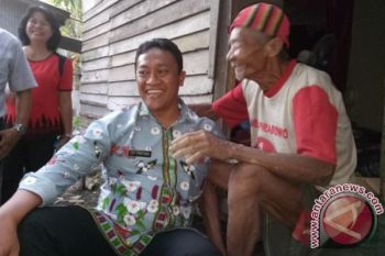 3 Keluarga Tidak Mampu Diberi Bantuan Bupati 