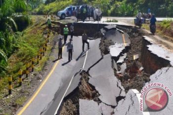 Jalan di Kabupaten Timor Tengah Utara Amblas 