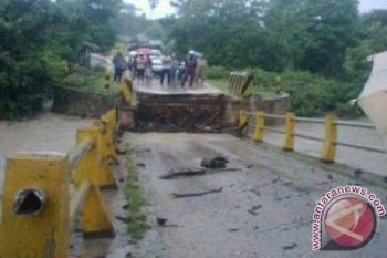 Jembatan Aibila Ambruk Dihantam Banjir