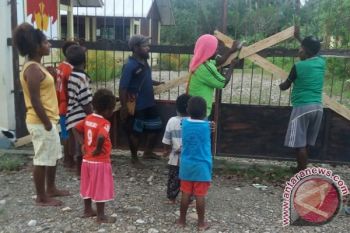 Warga Aramsolki Mimika memalang gerbang SD YPPK Bulujalauki