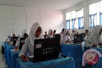 Siswa Di Palu Serius Kerjakan Soal UNBK