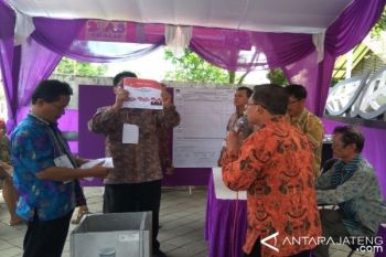 Petahana Cilacap Menang di TPS Lawan