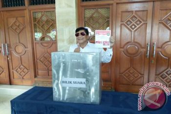 Pilkada 2017 - Zuhadmono gunakan hak pilih di Jogoyudan Wates 