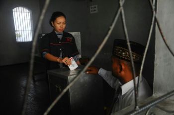Istri Calon Wali Kota Salatiga Mencoblos di Penjara