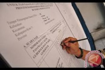 Warga Setia Menunggu Penghitungan Suara 