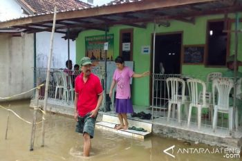 Ratusan Pemilih Naik Perahu ke TPS
