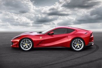 Mobil Tercepat Ferrari 812 Superfast Diperkenalkan di Genewa Motor Show