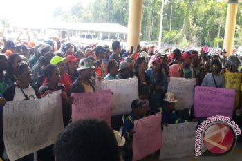 Bupati Mimika pertanyakan kebijakan Freeport merumahkan karyawan 