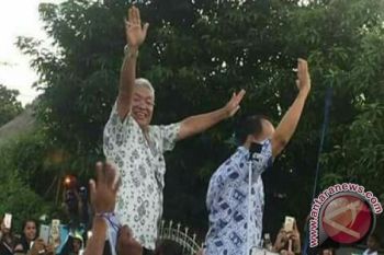 Mari Bergandengan Tangan 