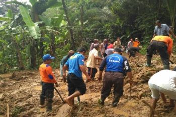 Tebing Longsor Tutup Jalan Di Banyumas 