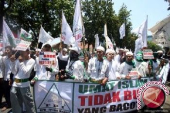Massa Demonstran Penonaktifan Ahok Padati Gedung Parlemen