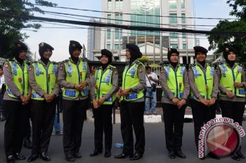 Seratusan Polwan ini Ditugaskan sebagai Negosiator untuk Mengawal Demo di Parlemen