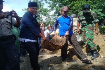 Bupati Lampung Tengah Timbun Jalan Rusak Bersama Warga