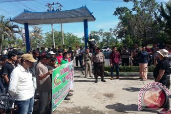 Listrik sering padam warga demo kantor PLN