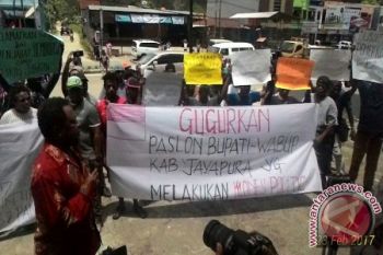 Warga Sentani demo di Panwas Kabupaten Jayapura terkait dugaan kecurangan pilkada