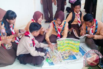 SAMPAH SEKOLAH MENJADI KERAJINAN YANG BERMANFAAT