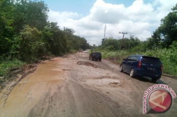 Jalan lintas kedaton peninjauan raya rusak parah