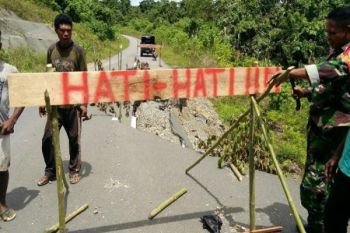 Koramil Unurum Guay mengingatkan bahaya longsor di jalan Jayapura-Sarmi  