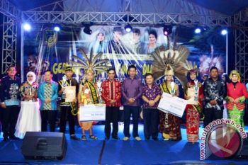 Nadya dan Teguh Duta Pariwisata Barut 2017