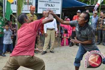 Taman budaya Kalsel gelar kesenian "bakuntau"