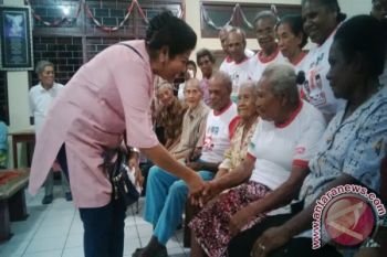 Politisi Gerindra berbagi kasih dengan lansia di Kabupaten Jayapura 