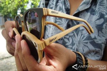 Warga Jepara Buat Bingkai Kacamata Berbahan Kayu