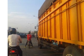 Pemerintah Diminta Batasi Tonase Truk Jalinsum Lampung 