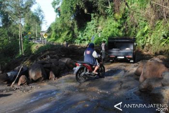 Warga Singkirkan Material dari Jalur Solo-Selo-Borobudur