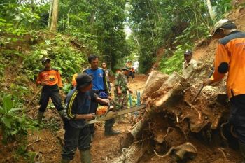 Material Longsoran yang Menutup Jalan dii Banyumas Mulai Disingkirkan