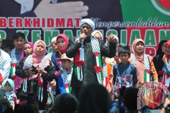 Opick ajak istri bulan madu ke pengungsian Palestina