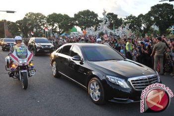 Lift bawaannya tak berfungsi, Raja Salman turun pesawat dengan lift bandara