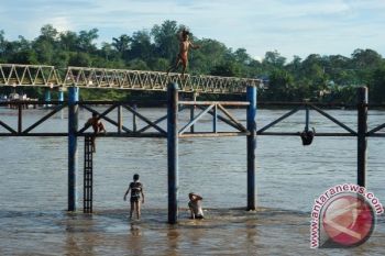 Tongkang Kembali Dilarang Berlayar Akibat Debit Sungai Barito Naik