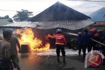 Kios Minyak di Kuala Pembuang Hangus Terbakar 