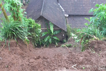 Longsor Timpa Empat Rumah Di Temanggung