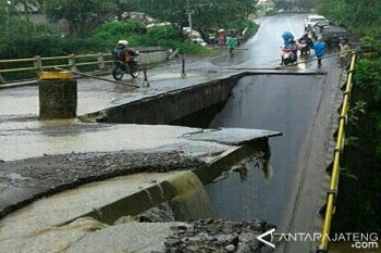 Jembatan Cepogo Putus Tergerus Banjir