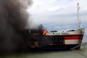 Kapal tanker Pertamina di Banjarmasin terbakar