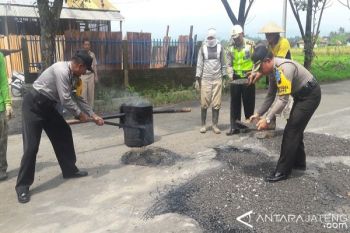 Jalan Berlubang, Polisi Temanggung Turun Tangan Menambal Jalan 