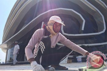 Belum Setahun Lantai Gedung Gonggong Rusak