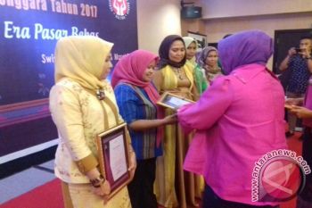 Perajin Muna Raih Penghargaan Tenun Kreasi Terbaik