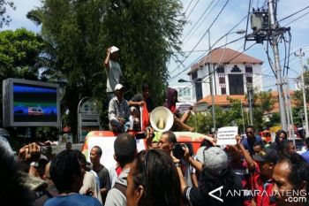 Ratusan Sopir Angkot Geruduk Balai Kota 
