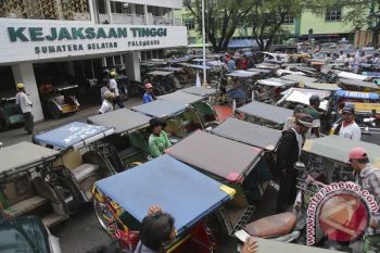 Unjuk Rasa Penarik Becak