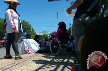 Peringati Hari Perempuan Internasional, Puluhan Perempuan di Padang Unjuk Rasa